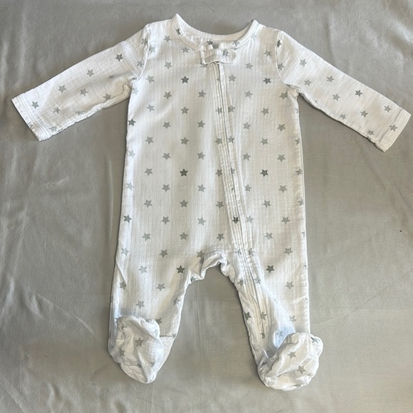 Aden + Anais - LIKE NEW - grey Star Patterned muslin White Footies One Piece - Picture 1 of 3